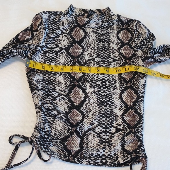 Forever 21 long sleeve mock neck snake print crop - Picture 8 of 12